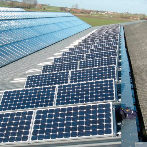 Zonnepanelen bij landbouwbedrijf