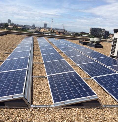 Zonnepanelen op plat dak