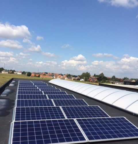 Zonnepanelen op plat dak