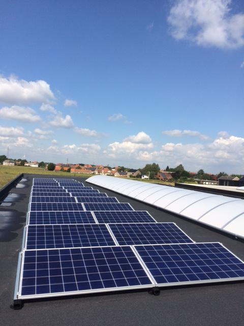 Zonnepanelen op plat dak