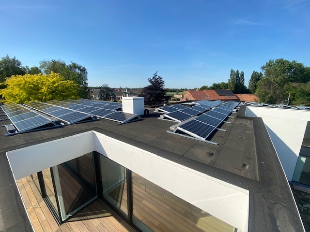 Zonnepanelen op een plat dak