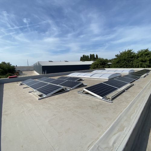 Zonnepanelen op plat dak